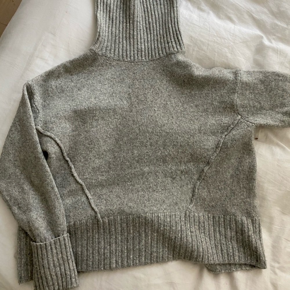 Gray turtleneck sweating with tailored stitching